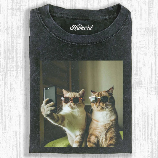 CAT TAKING A SELFIE T-SHIRT 1.2