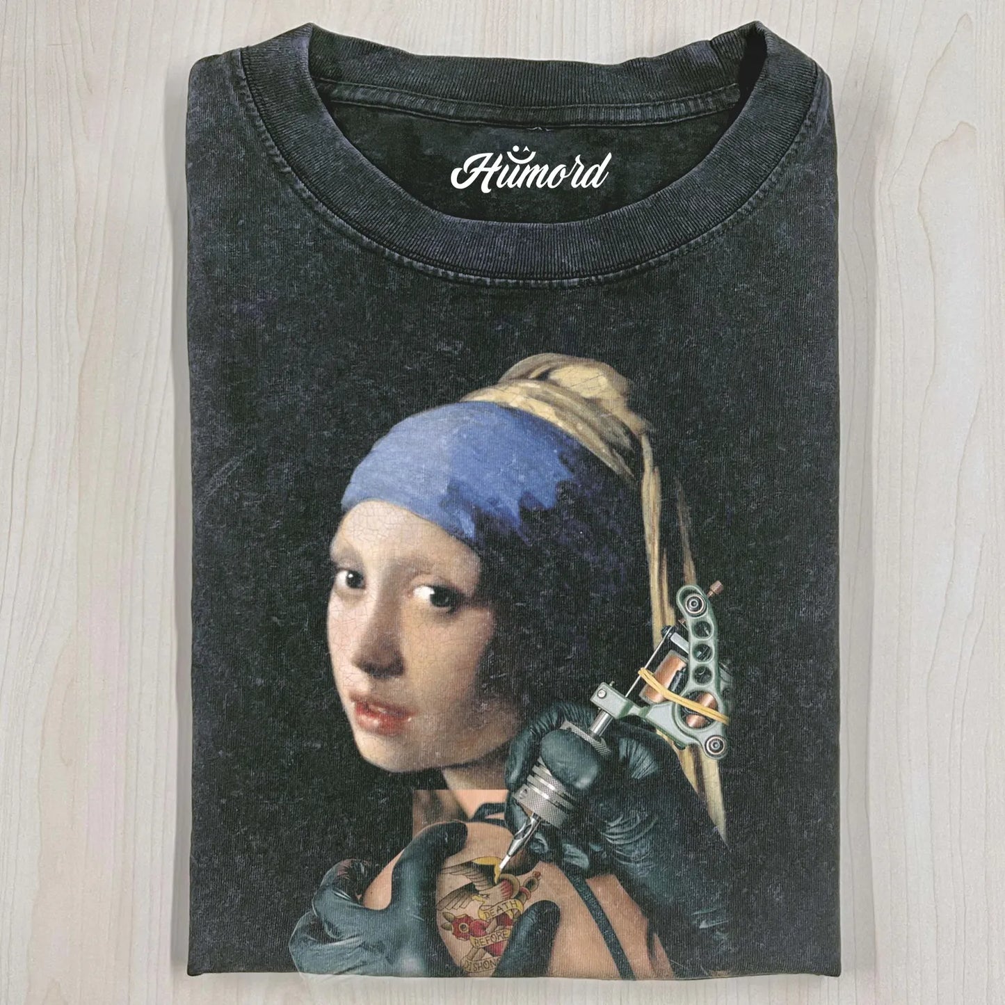 HET MEISJE MET DE PAREL T-SHIRT
